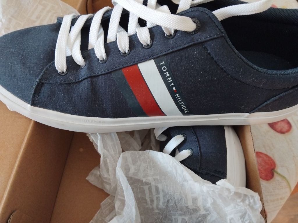 Vendo tenis novos 42