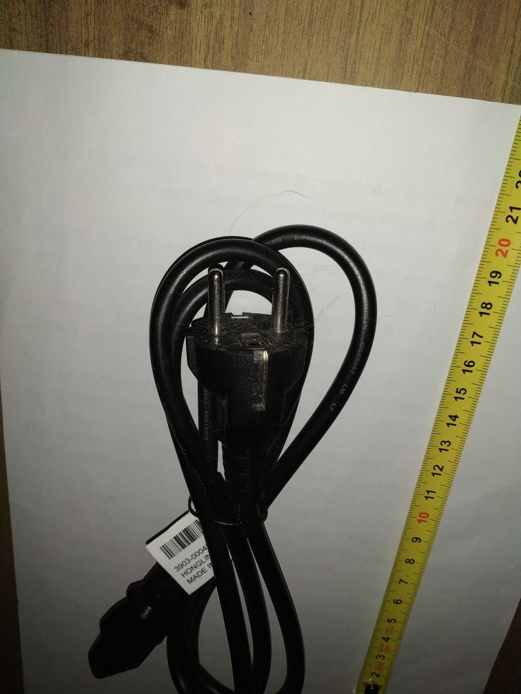 Тяжелый, качественный, брендовый кабель для компьютера и т.п.
Раз объя