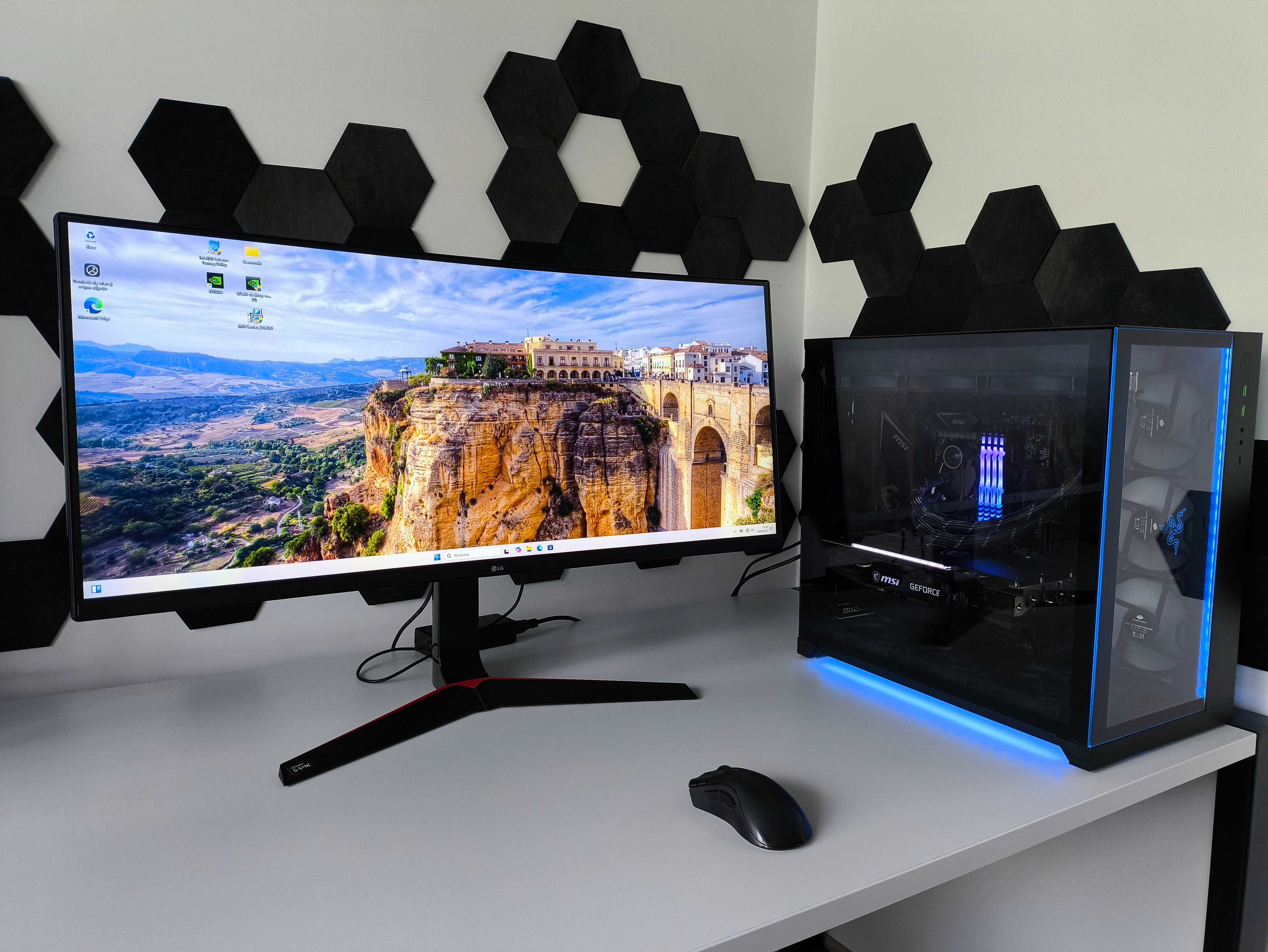 Komputer do gier z monitorem