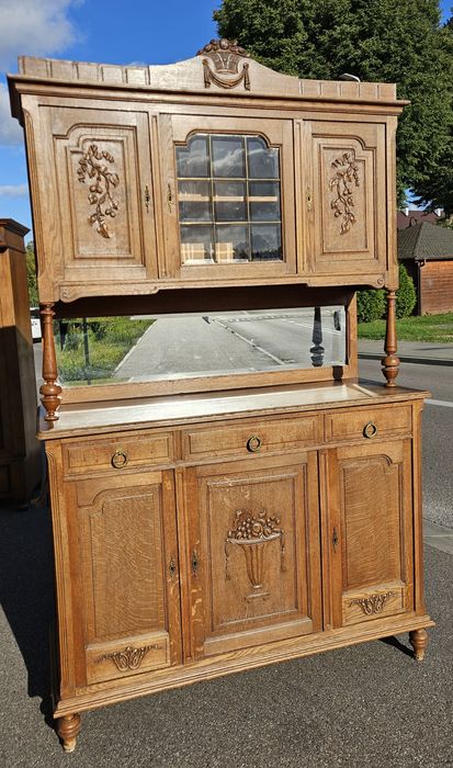 Stary Kredens z Lustrem Kryształowym