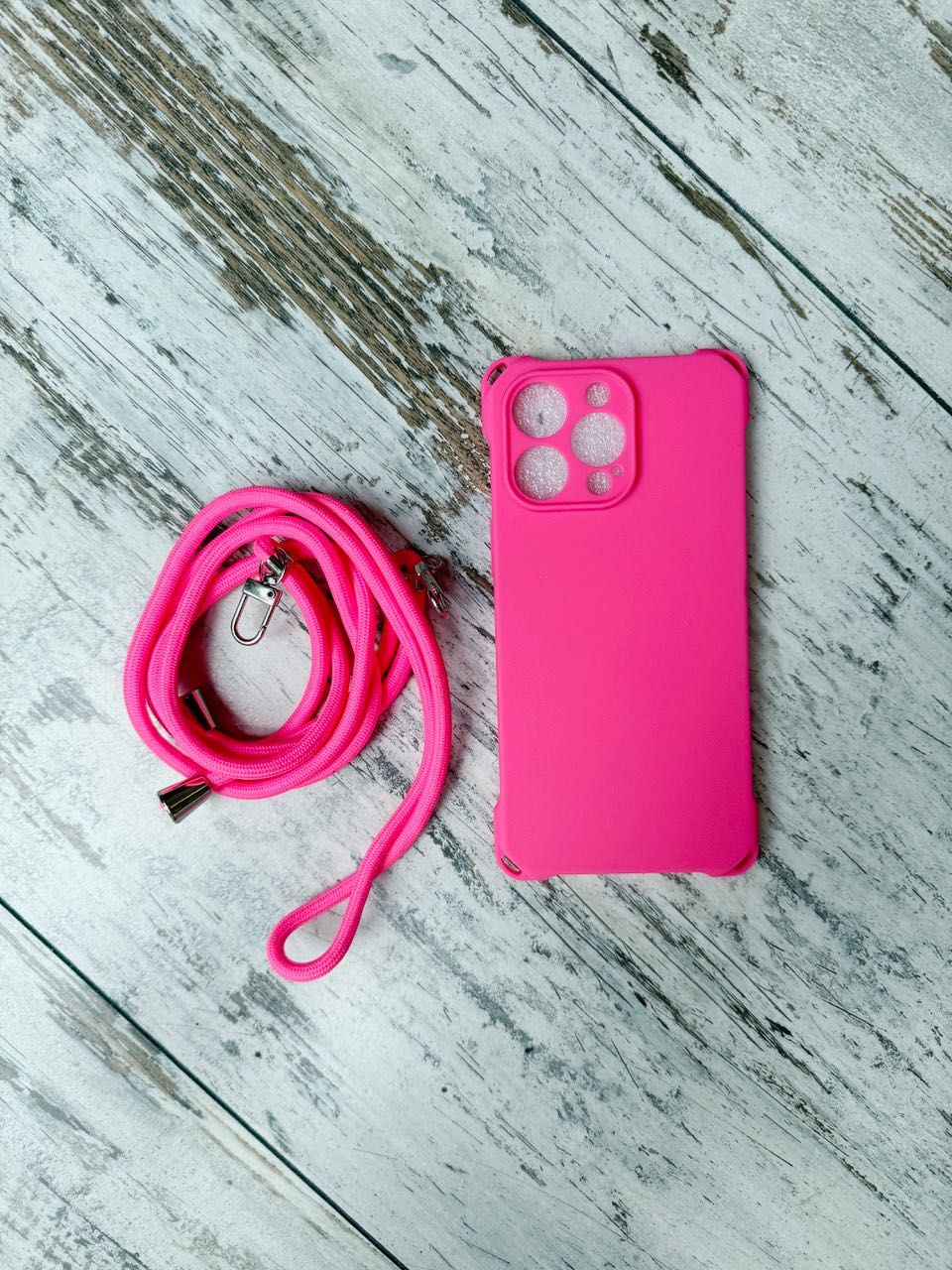 Rozowe etui paskiem cross-body na iPhone 15 max. Super jakosc, nowe.