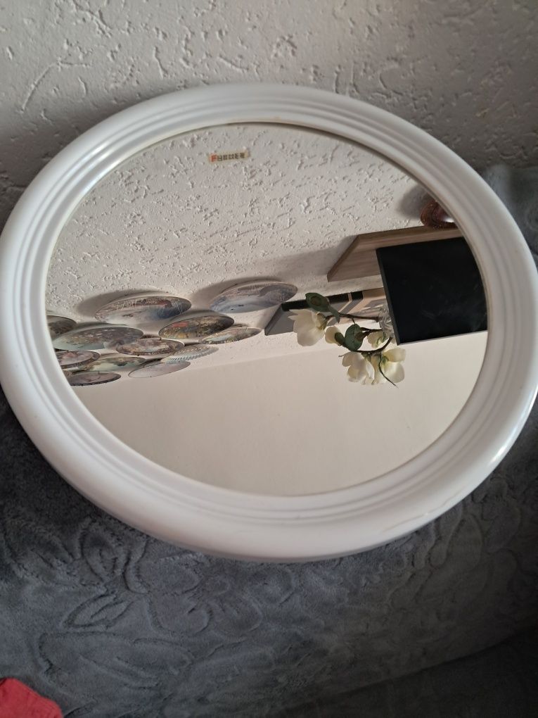 Lustro w białej okrągłej ramie