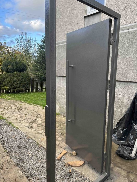 Двері в під'їзд в гараж в підвал