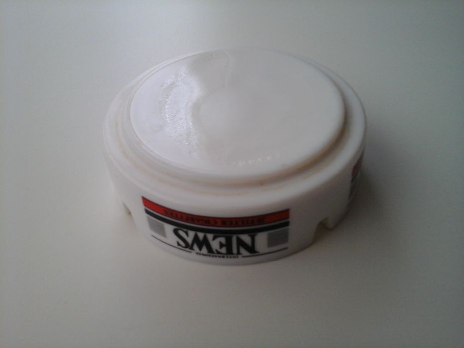 Cinzeiro em vidro com publicidade à News International