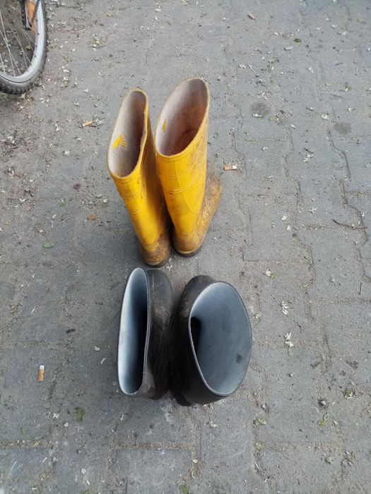 Kalosze ro. 43 dwie pary.