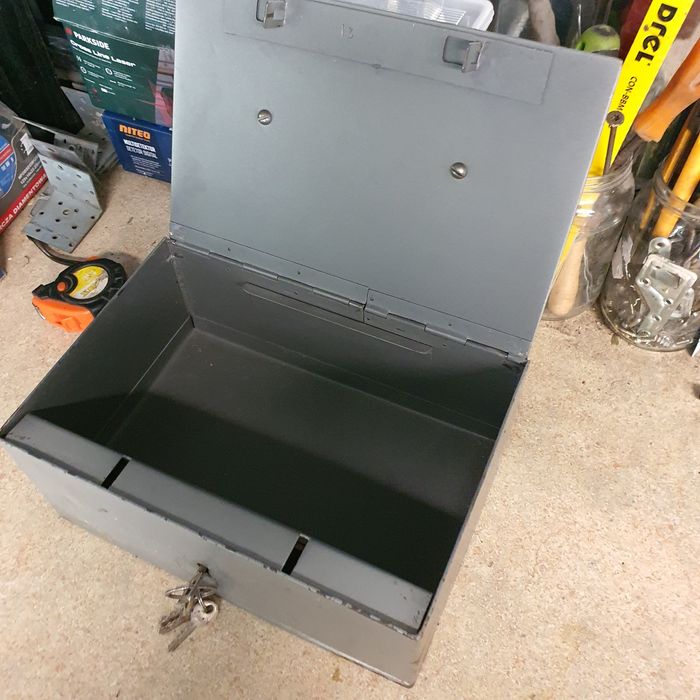 Sprzedam kasetkę z grubej blachy