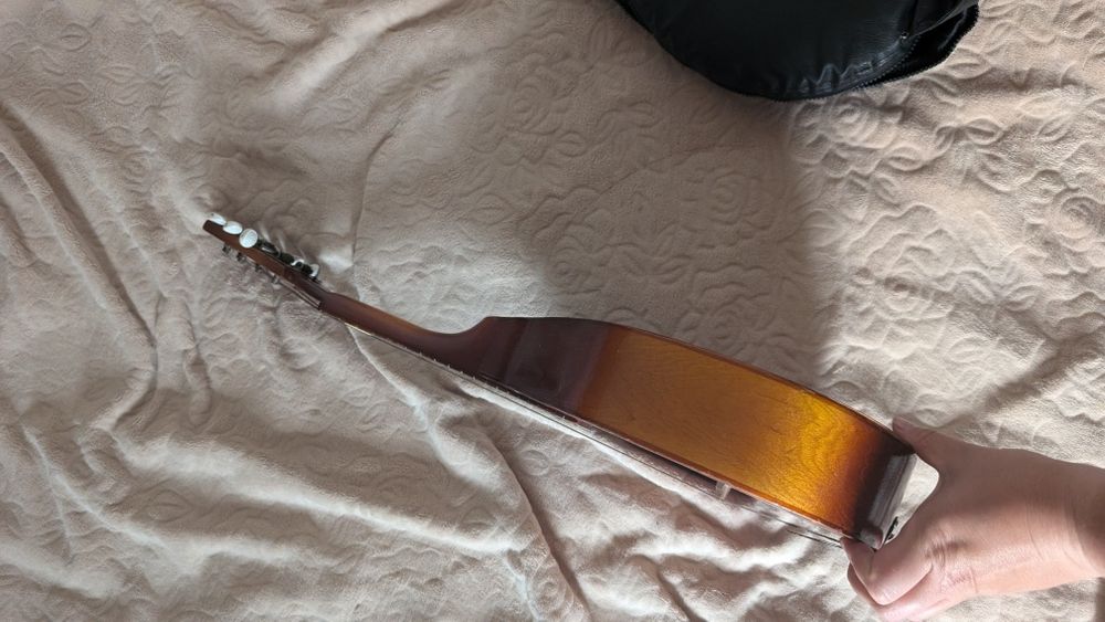 продаю музичний інструмент, мандаліну, з чехлом