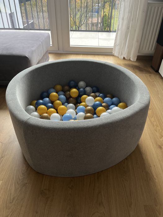 Suchy basen z kulkami dla dziecka