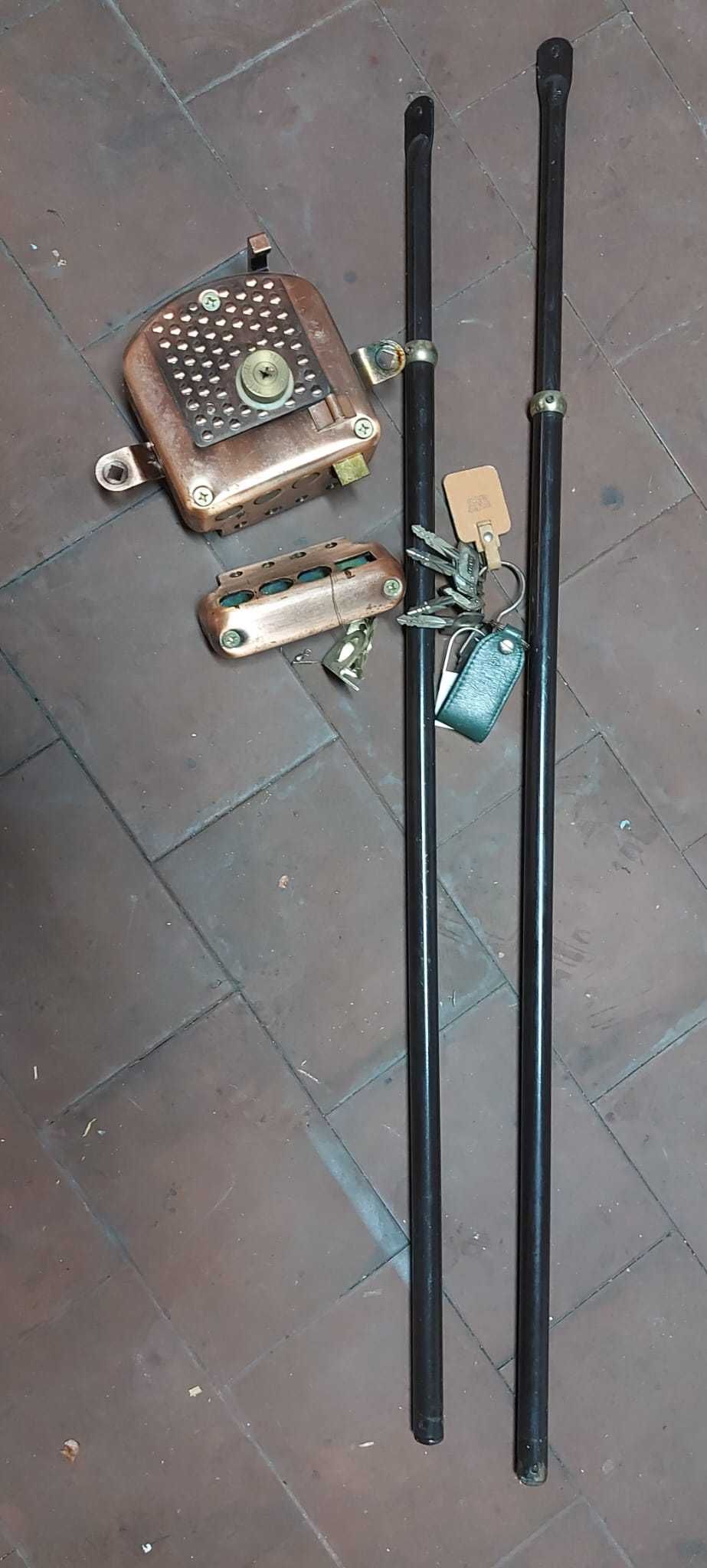 Fechadura de sobrepor com fecho triplo (porta de entrada)