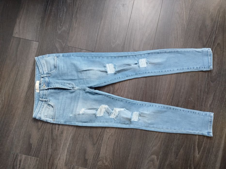 Jeansy damskie z przetarciami