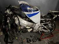ALGUM MATERIAL E QUADRO GSXR 750 injeção