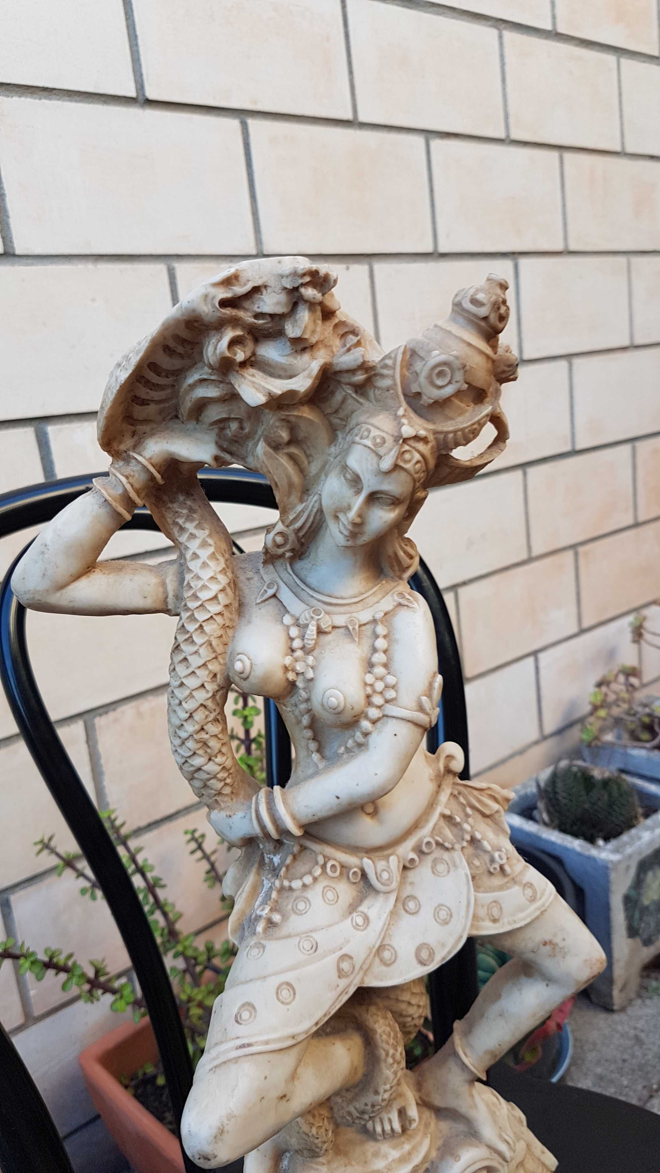 Estatueta  Deusa Mitológica da Sorte em marfinite