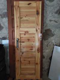 Drzwi drewniane z klamko
