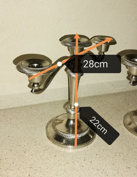Par de candelabros / castiçais três lumes em metal casquinha.
Medidas