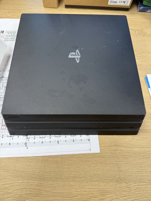 Playstation 4 + 2 pady