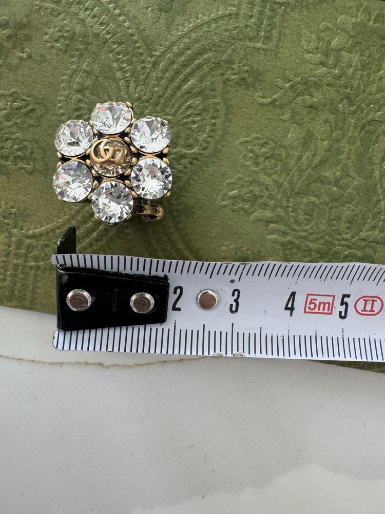 Gucci przepiękne kolczyki / klipsy z cyrkonami złote logo 2 cm