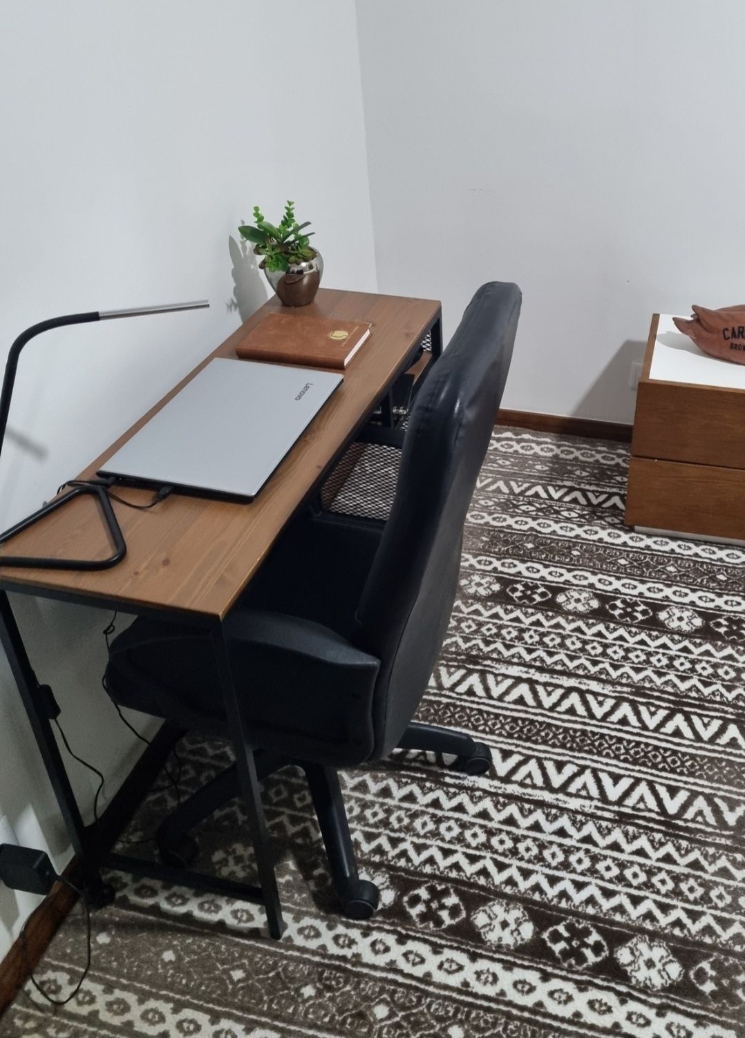 Secretaria e cadeira de escritório