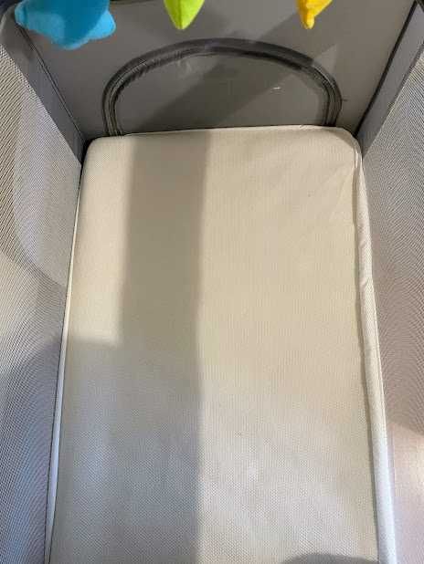 Cama de bebé com colchão e capa protetora