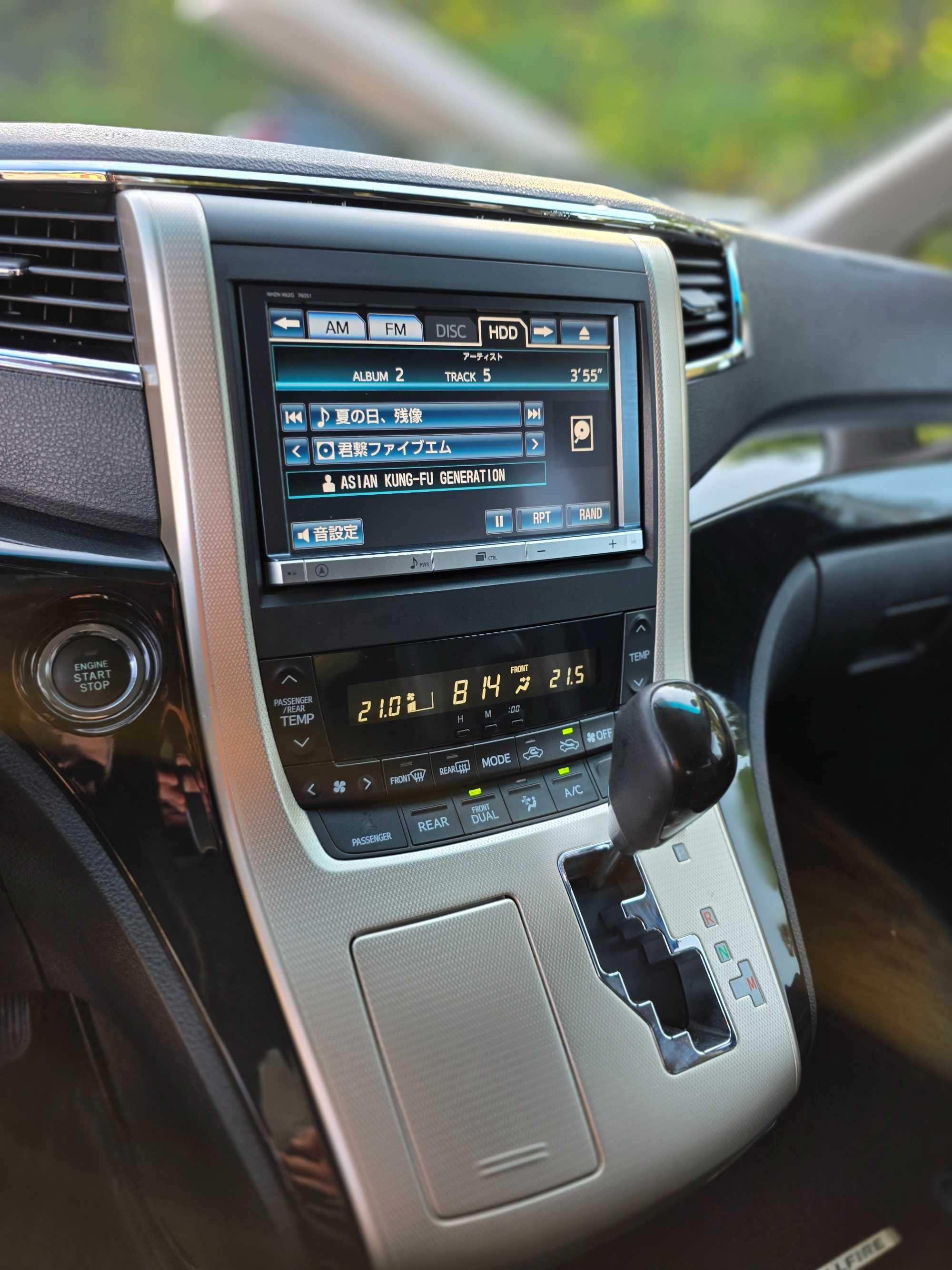 Toyota vellfire Golden Eyes II 2013 2.4 CVT