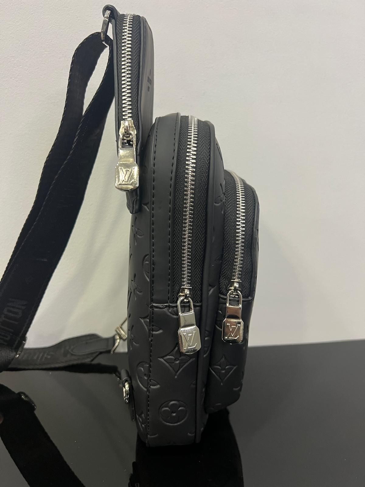Bolsa marca LOUIS VUITTON nova