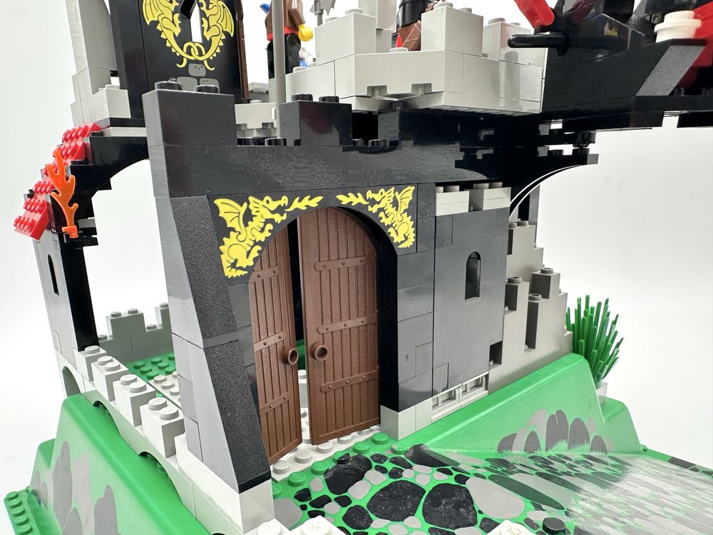 Lego 6082 Castle Fire Breathing Fortress BOX
