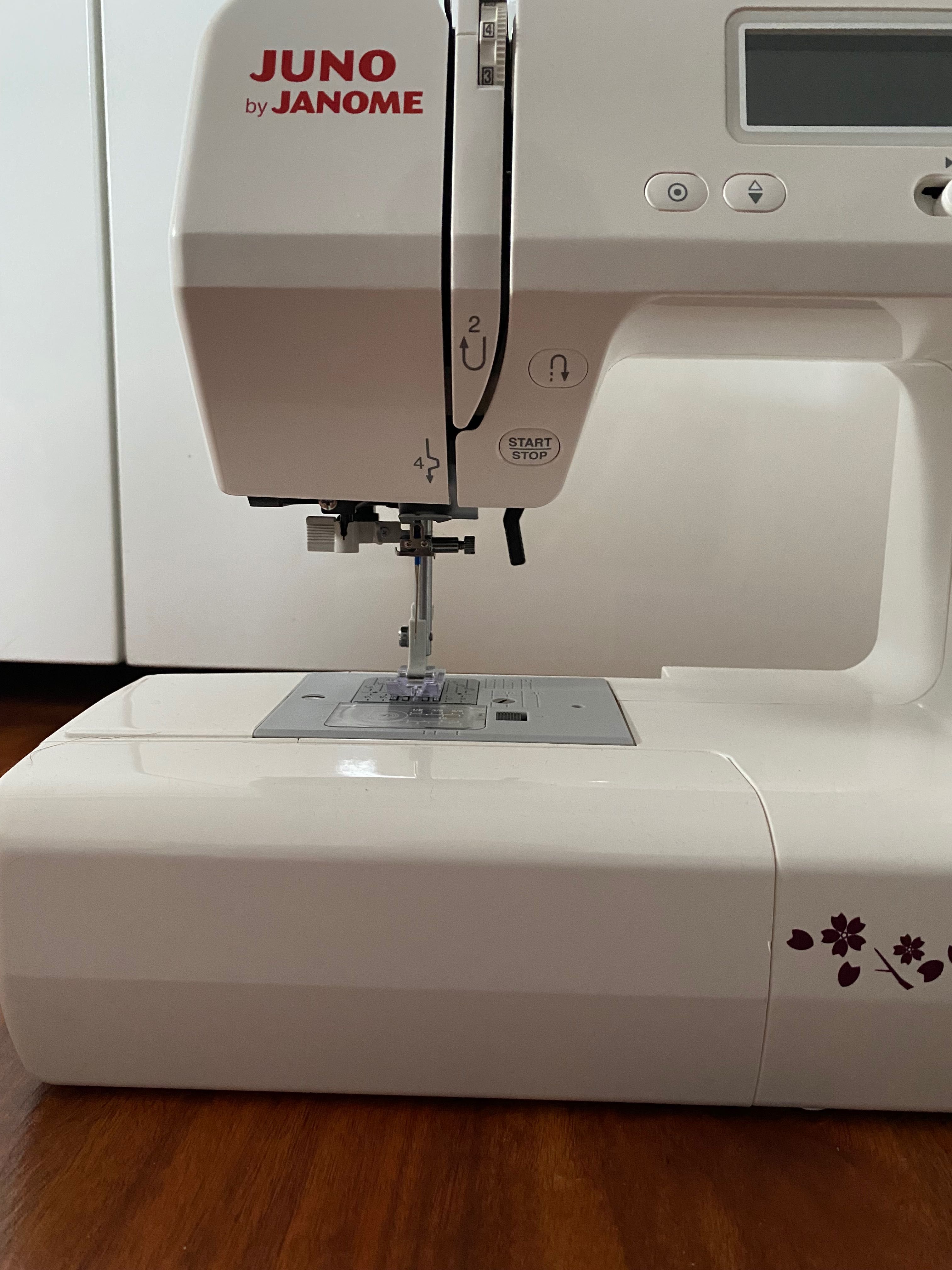 Komputerowa maszyna do szycia Juno Janome e1050