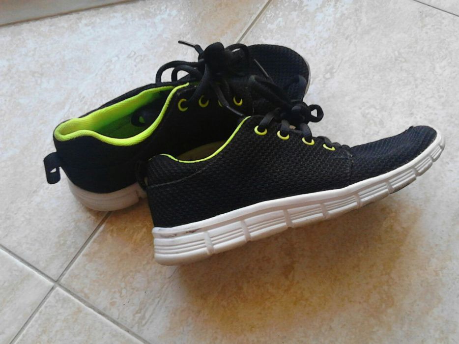 Tennis criança pretos com sola branca