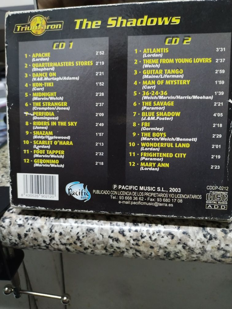 CD duplo musica The Shadows CDs impecáveis a caixa está mal concervada