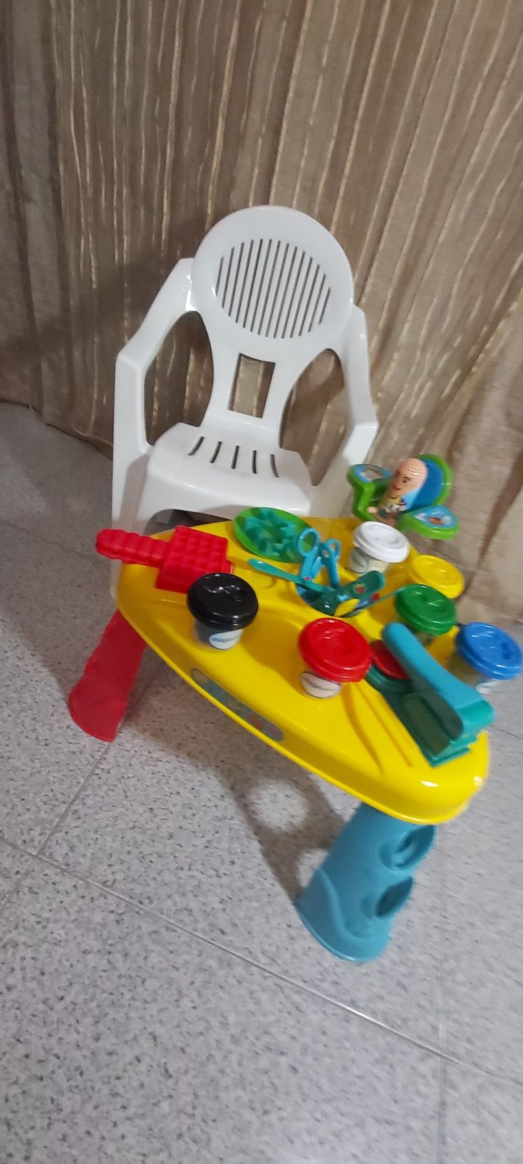Mesa de  plasticina, para criança.
