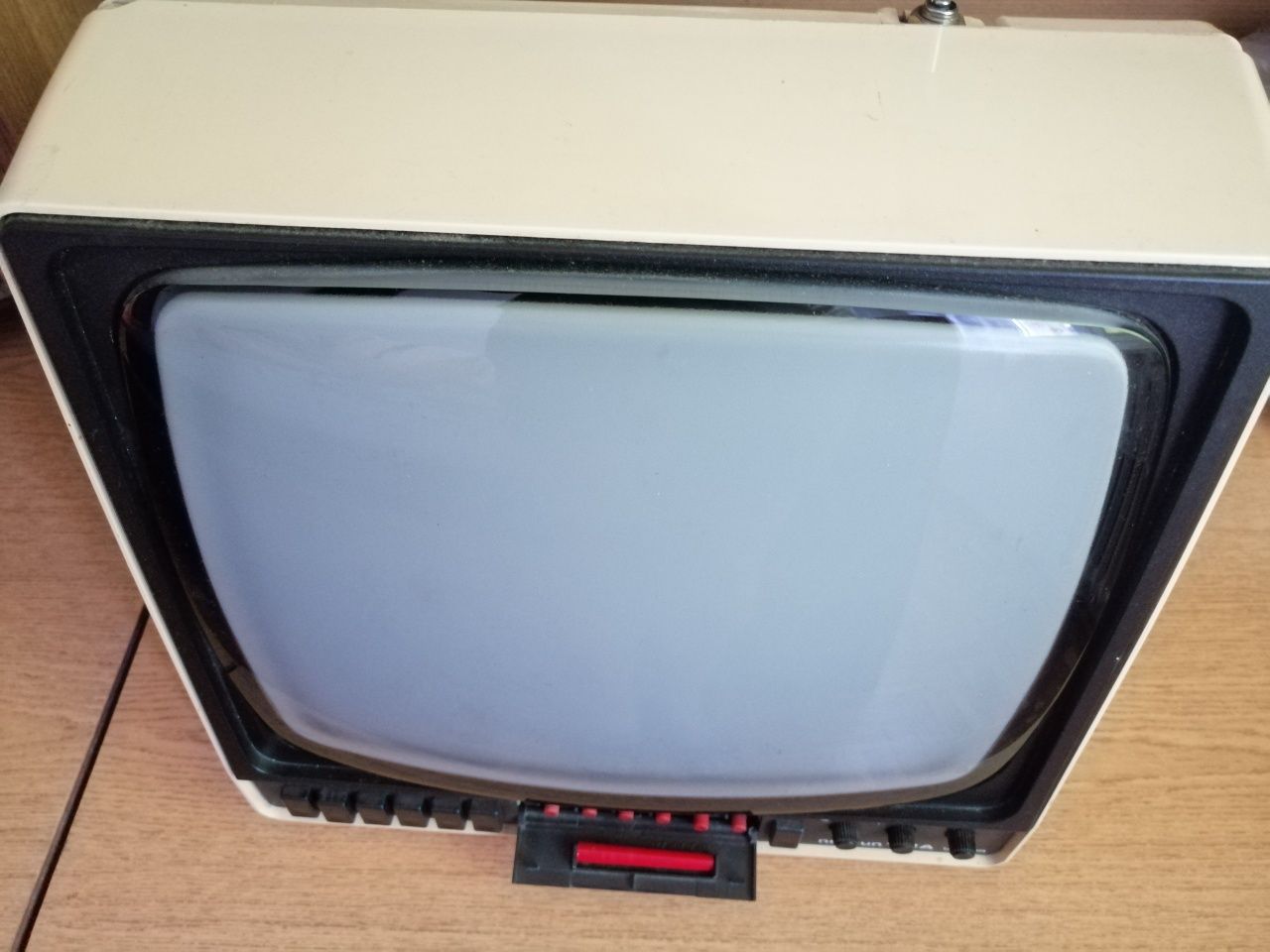 Stary telewizor z antenką, nie rezerwuję