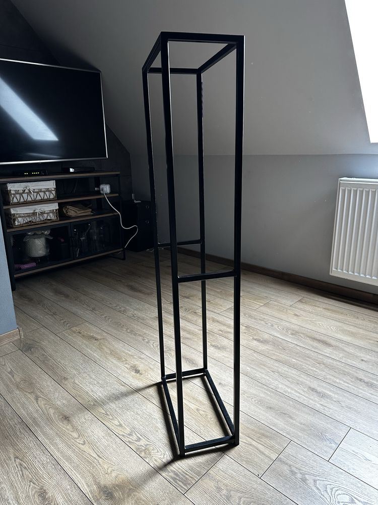 Czarny metalowy stojak na drewno kominek piec