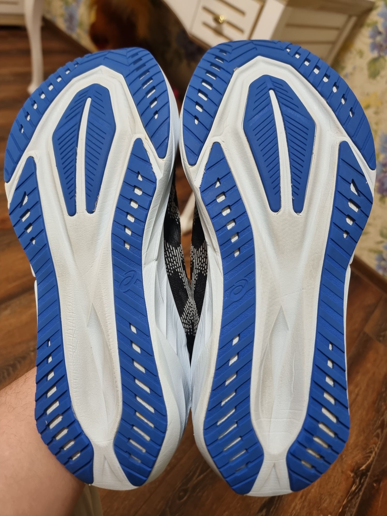 Оригінал 100% чоловічі кросівки asics novablast 5  eur 48
