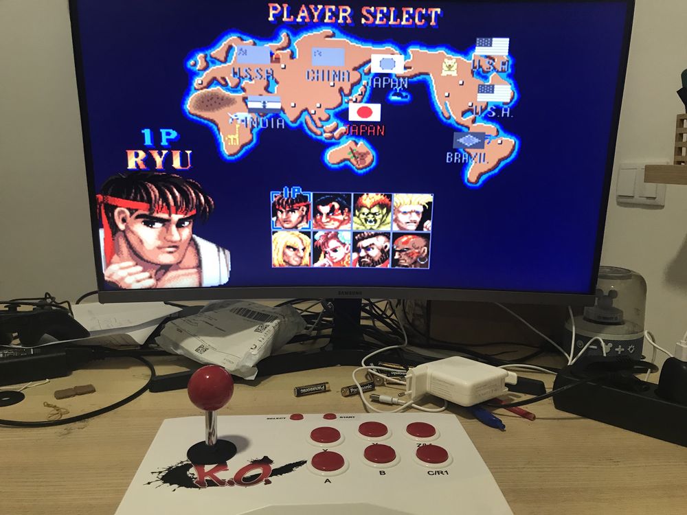 Consola com arcade stick e milhares de jogos