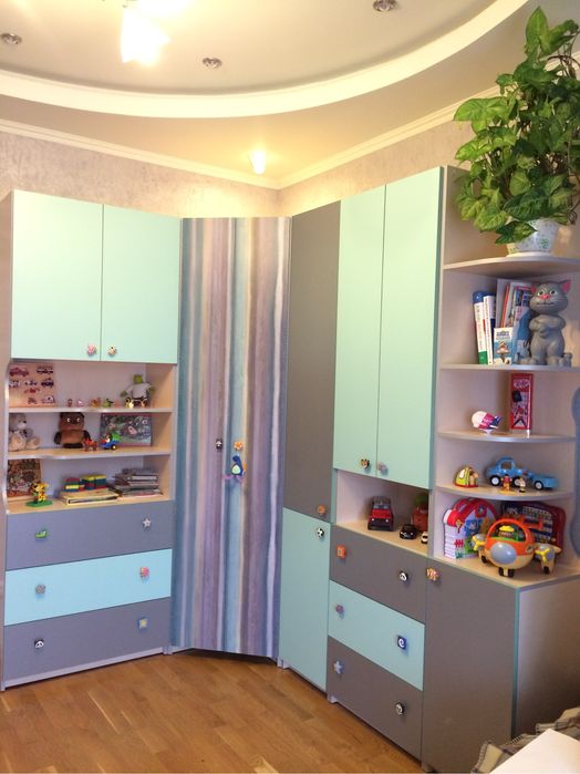 Кутова дитяча шафа з яскравими фасадами