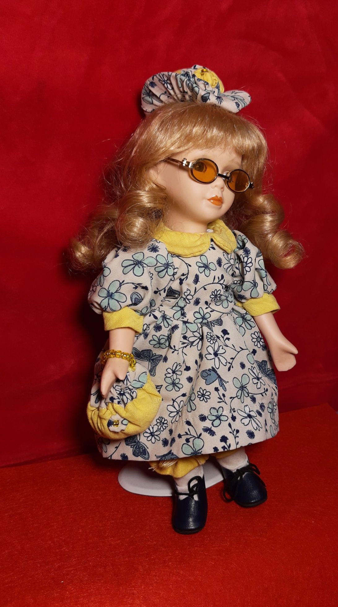 Коллекционная фарфоровая кукла