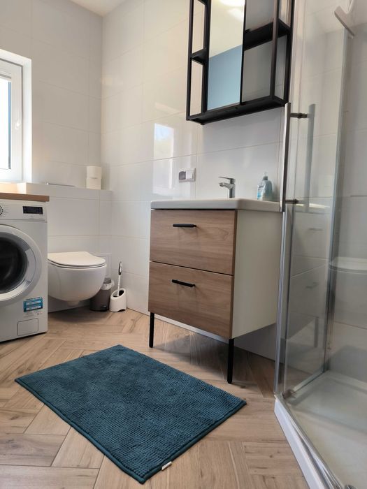 Domek letniskowy nad jeziorem Dadaj, linia brzegowa, pomost, łódki