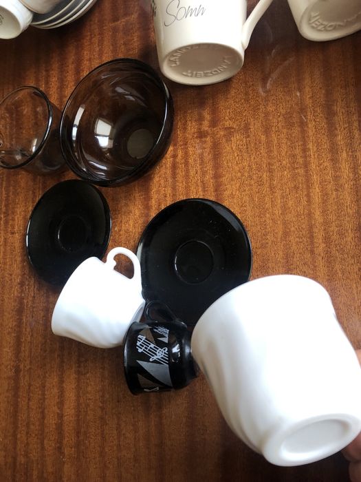 Чашки и блюдца, блюдо большое, пиалы в ассортименте