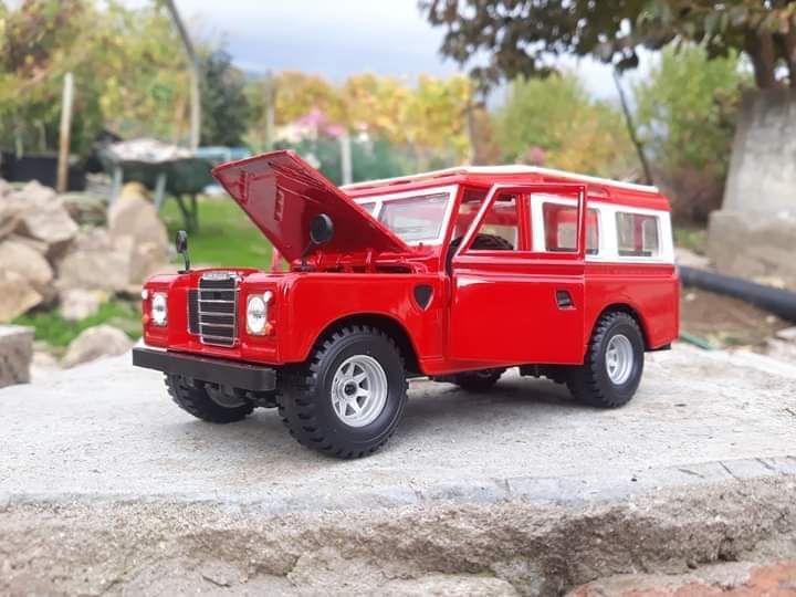 Land rover series ll escala 1/24 ( portes incluídos correio registado)