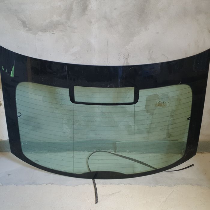 Скло задньой ляди skoda rapid