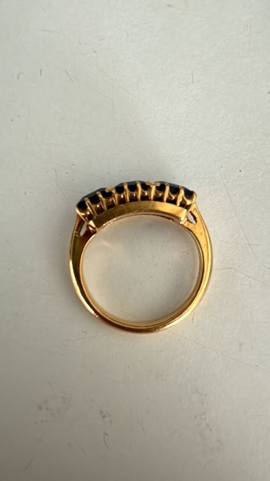 Anel de ouro com 3 safiras