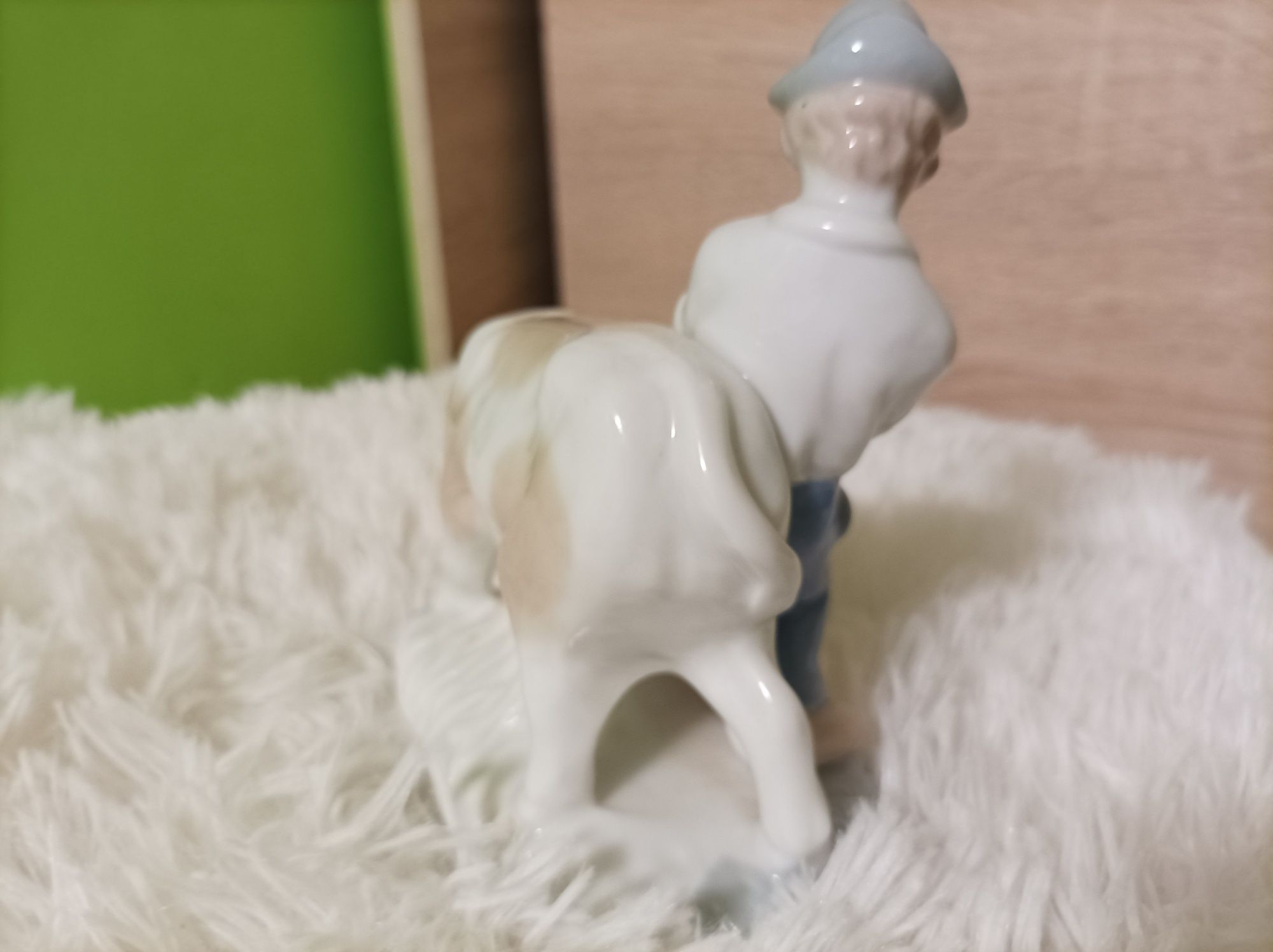 Figurka porcelanowa chłopiec z byczkiem