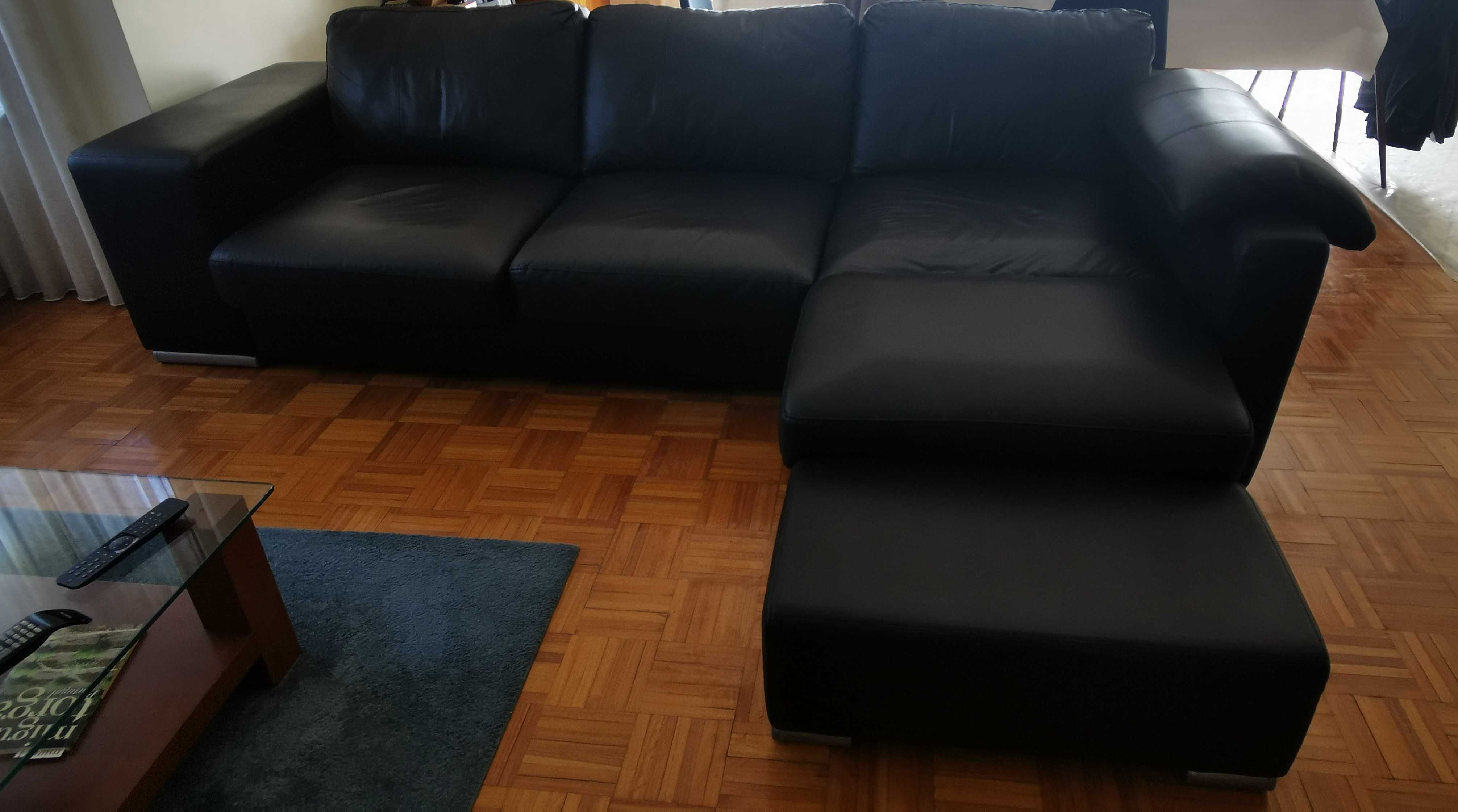 Sofá chaise longue, preto em pele, de três lugares