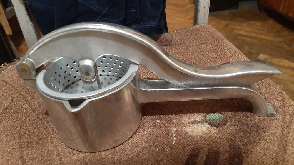 Новую ручную соковыжималку для граната.