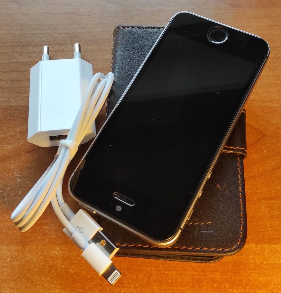 iPhone SE ładowarka i kabel stan widoczny na zdjęciach