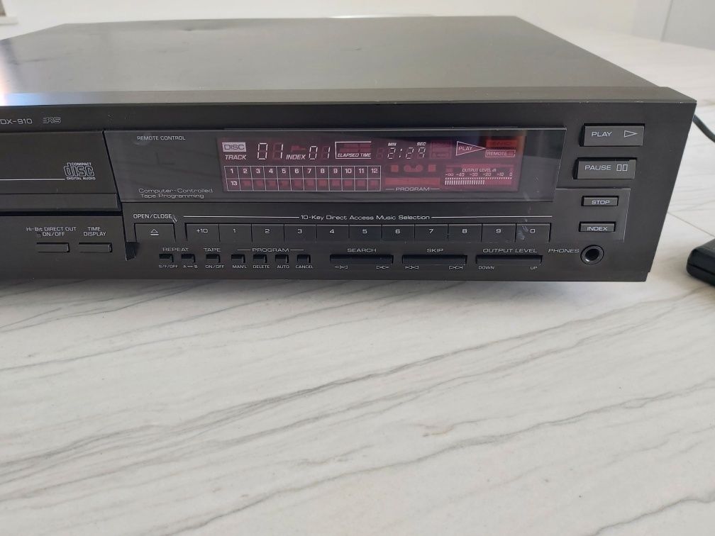 Yamaha CDX 910 razem z pilotem