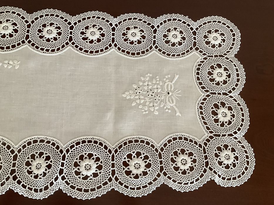 Centro de mesa em linho, bordado à mao, com renda manual linha 100.