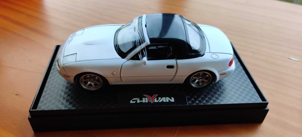 Miniatura Mazda MX-5 Miata 1:32