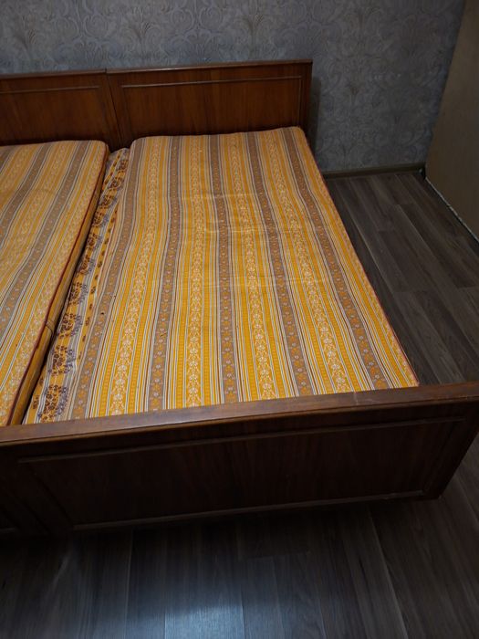 Продам двоспальне ліжко 180х90,тумби,трюмо