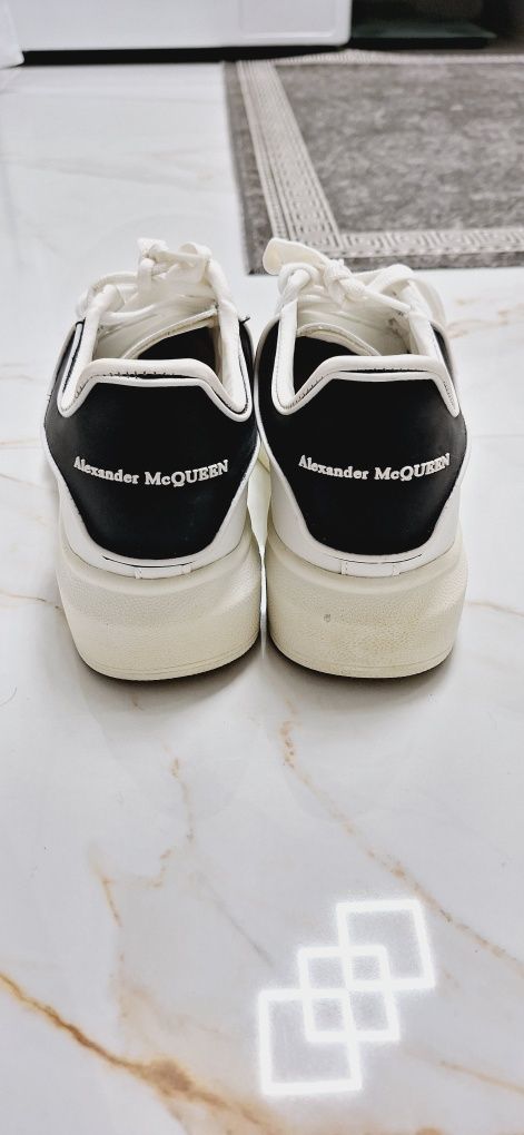 Alexander McQueen Sportowe buty damskie biało czarne snaekersy