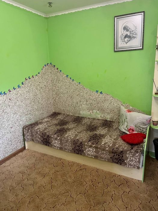 Набір меблів у кімнату — шафа, стінка, ліжко з матрацом